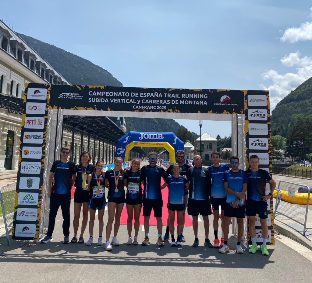 Cuerpo técnico y participantes del CD Metaesport en este campeonato